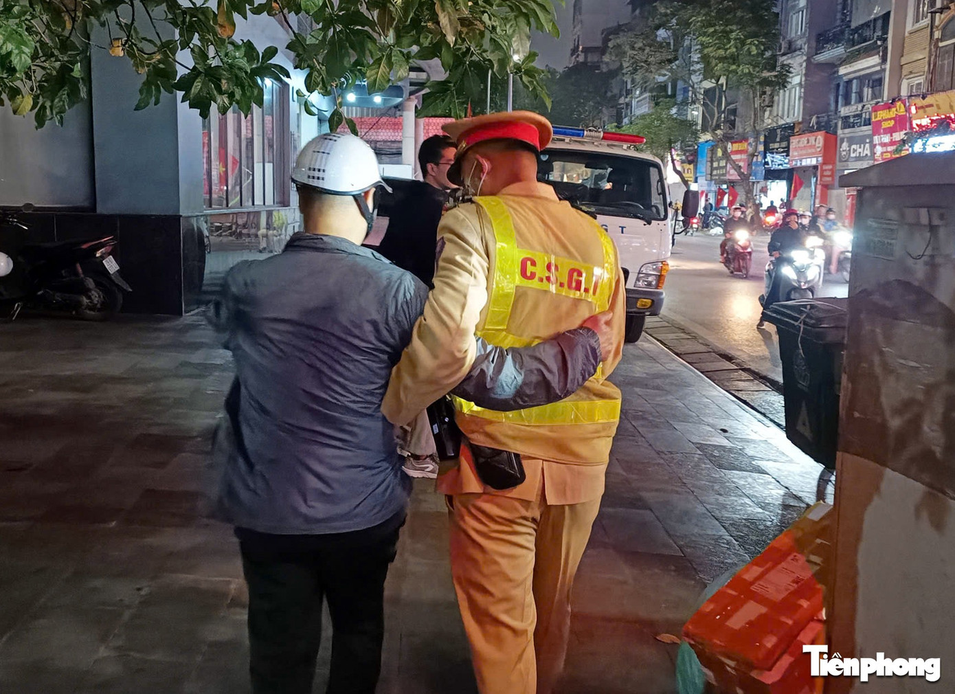 H&agrave; Nội: T&agrave;i xế "li&ecirc;u xi&ecirc;u" rời qu&aacute;n nhậu được CSGT d&igrave;u v&agrave;o chốt lập bi&ecirc;n bản- Ảnh 2.