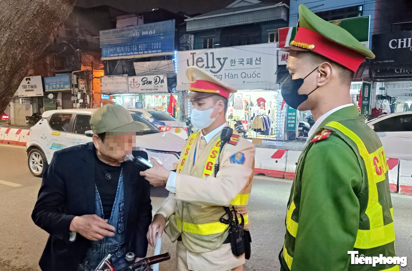 H&agrave; Nội: T&agrave;i xế "li&ecirc;u xi&ecirc;u" rời qu&aacute;n nhậu được CSGT d&igrave;u v&agrave;o chốt lập bi&ecirc;n bản- Ảnh 7.