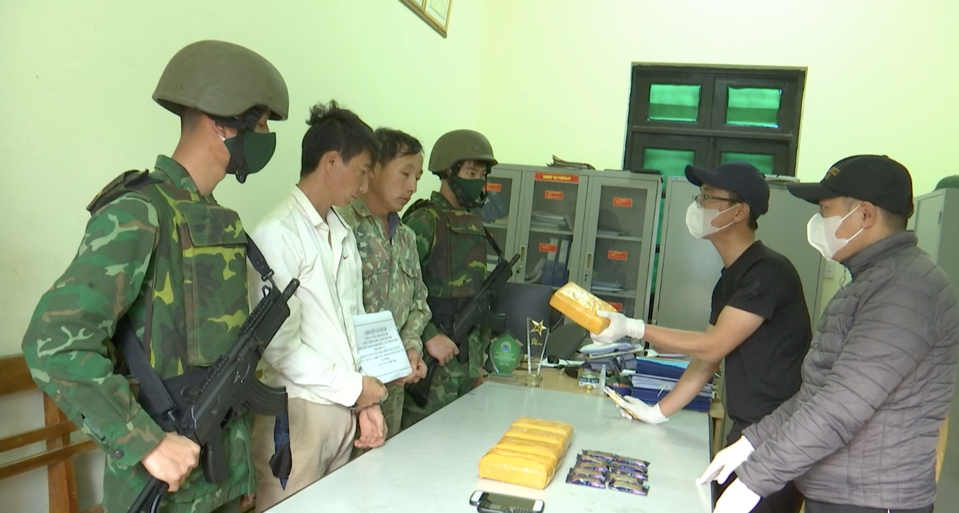 Bắt giữ 2 đối tượng vận chuyển 30.000 vi&ecirc;n ma tu&yacute; v&agrave; &lsquo;nước vui&rsquo; qua bi&ecirc;n- Ảnh 1.