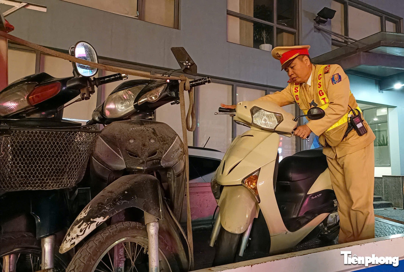 H&agrave; Nội: T&agrave;i xế "li&ecirc;u xi&ecirc;u" rời qu&aacute;n nhậu được CSGT d&igrave;u v&agrave;o chốt lập bi&ecirc;n bản- Ảnh 9.