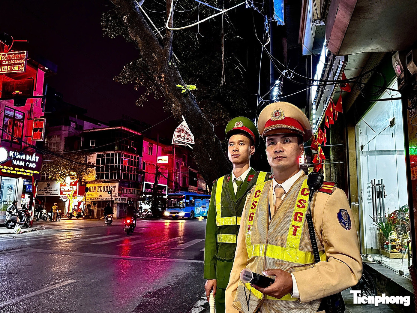 H&agrave; Nội: T&agrave;i xế "li&ecirc;u xi&ecirc;u" rời qu&aacute;n nhậu được CSGT d&igrave;u v&agrave;o chốt lập bi&ecirc;n bản- Ảnh 8.