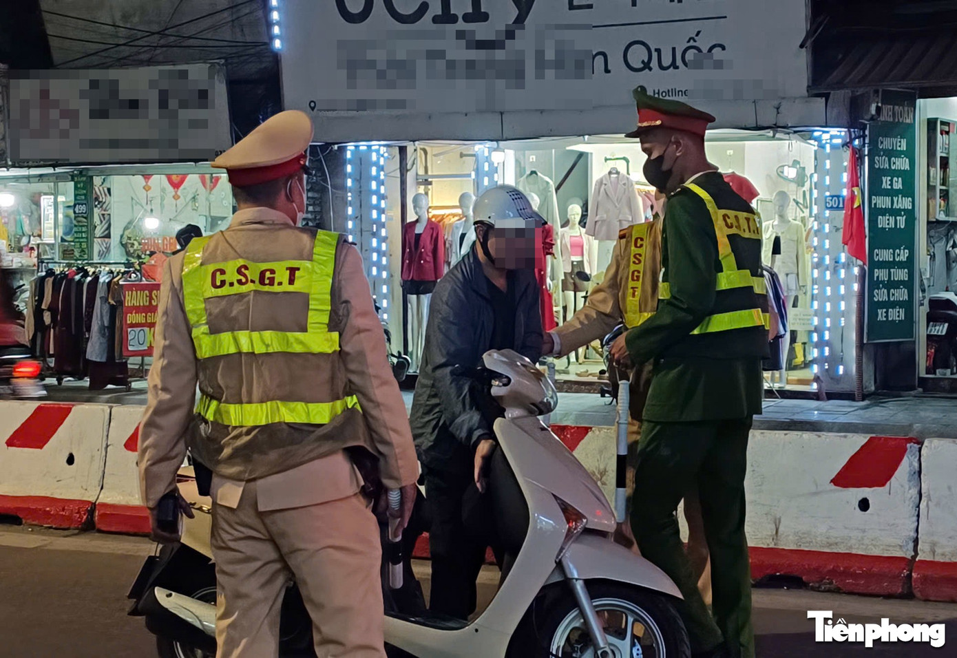H&agrave; Nội: T&agrave;i xế "li&ecirc;u xi&ecirc;u" rời qu&aacute;n nhậu được CSGT d&igrave;u v&agrave;o chốt lập bi&ecirc;n bản- Ảnh 1.