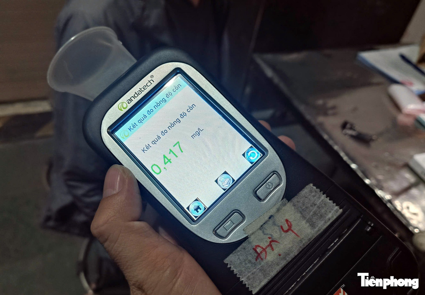 H&agrave; Nội: T&agrave;i xế "li&ecirc;u xi&ecirc;u" rời qu&aacute;n nhậu được CSGT d&igrave;u v&agrave;o chốt lập bi&ecirc;n bản- Ảnh 3.