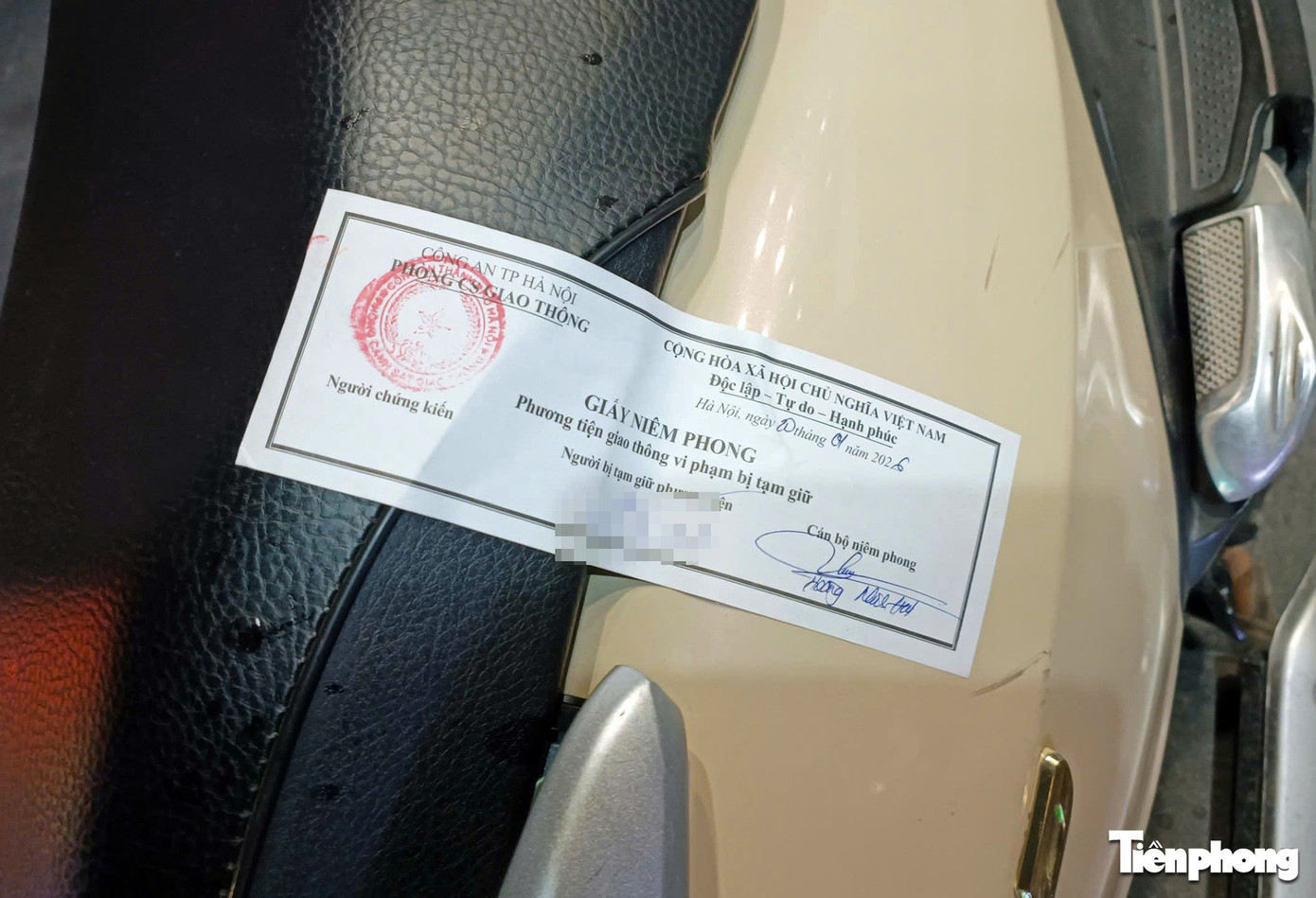 H&agrave; Nội: T&agrave;i xế "li&ecirc;u xi&ecirc;u" rời qu&aacute;n nhậu được CSGT d&igrave;u v&agrave;o chốt lập bi&ecirc;n bản- Ảnh 4.
