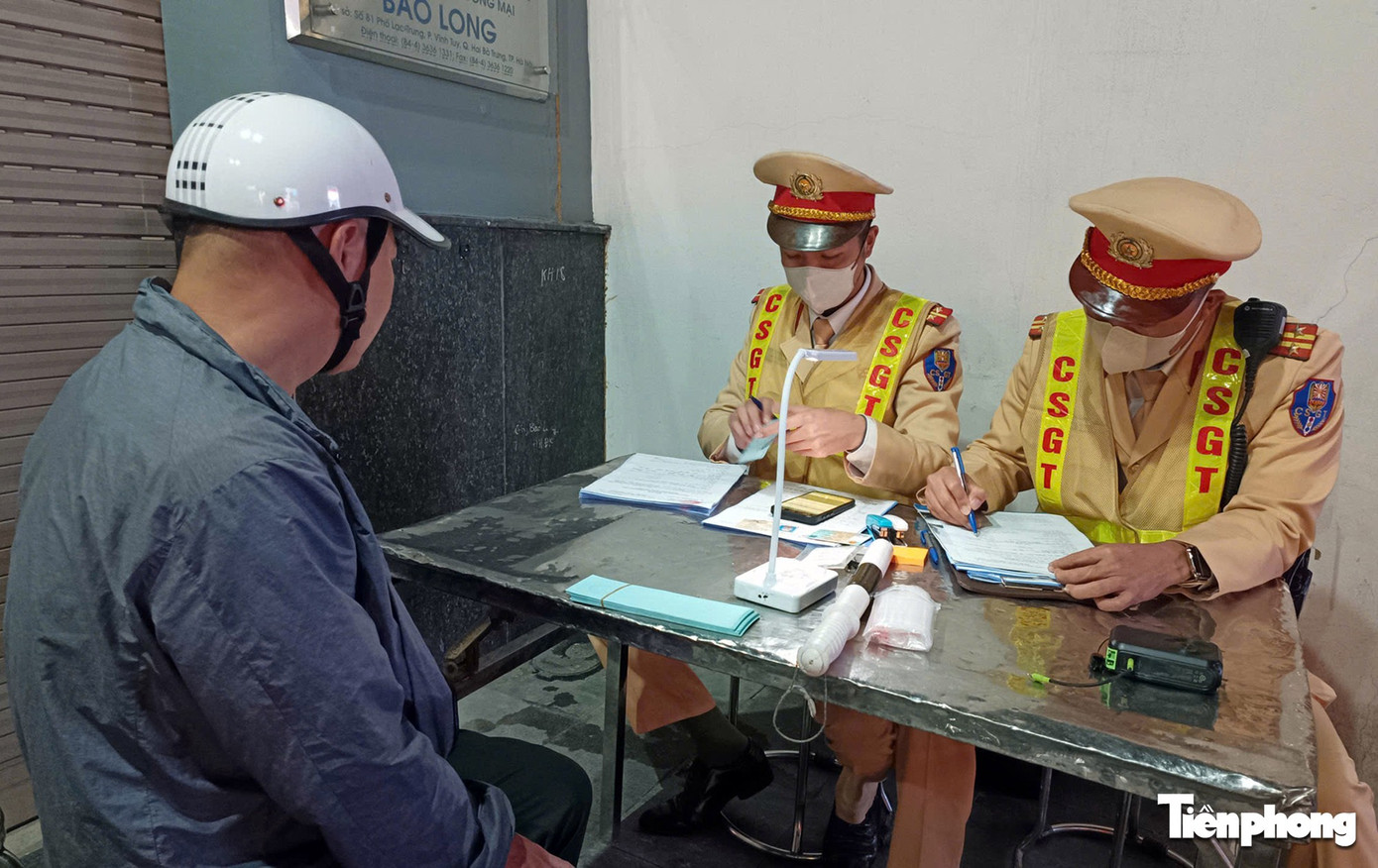 H&agrave; Nội: T&agrave;i xế "li&ecirc;u xi&ecirc;u" rời qu&aacute;n nhậu được CSGT d&igrave;u v&agrave;o chốt lập bi&ecirc;n bản- Ảnh 6.