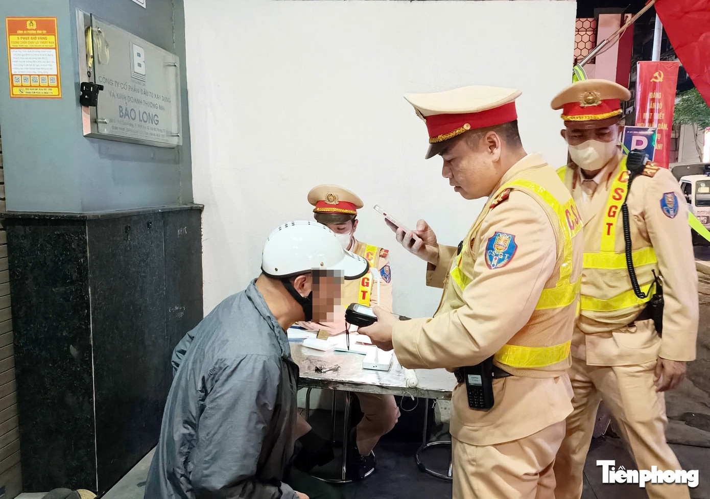 H&agrave; Nội: T&agrave;i xế "li&ecirc;u xi&ecirc;u" rời qu&aacute;n nhậu được CSGT d&igrave;u v&agrave;o chốt lập bi&ecirc;n bản- Ảnh 5.