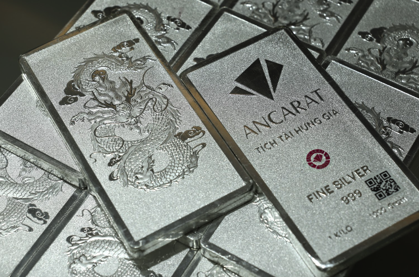 Bạc lập đỉnh mới, người d&acirc;n r&uacute;t tiết kiệm, xếp h&agrave;ng đến 9 giờ tối chờ mua- Ảnh 2.