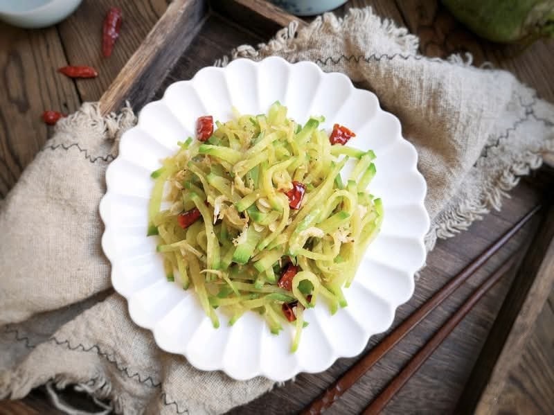 Củ cải đem th&aacute;i sợi rồi x&agrave;o c&ugrave;ng nguy&ecirc;n liệu n&agrave;y vừa ngon miệng, lại gi&agrave;u canxi tốt cho xương từ gi&agrave; đến trẻ- Ảnh 10.