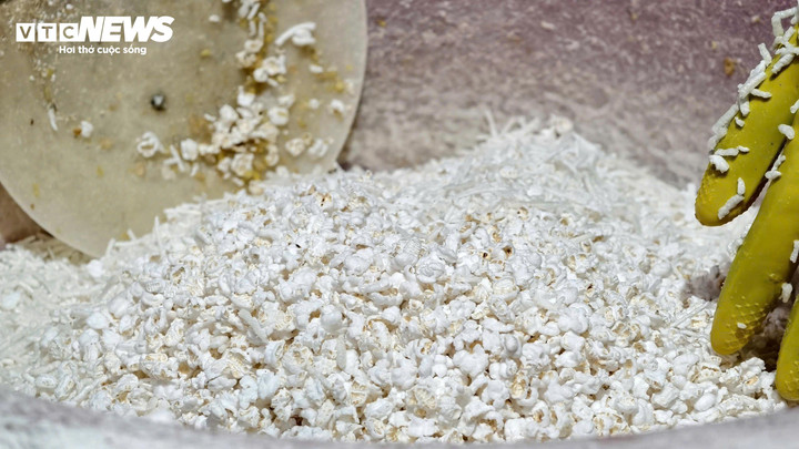 L&agrave;ng b&aacute;nh nổ ở Quảng Ng&atilde;i v&agrave;o vụ Tết, bếp đỏ lửa từ s&aacute;ng sớm tới đ&ecirc;m khuya- Ảnh 5.