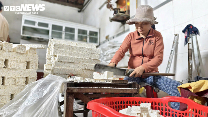 L&agrave;ng b&aacute;nh nổ ở Quảng Ng&atilde;i v&agrave;o vụ Tết, bếp đỏ lửa từ s&aacute;ng sớm tới đ&ecirc;m khuya- Ảnh 2.