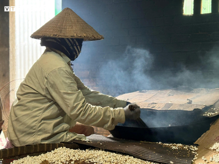 L&agrave;ng b&aacute;nh nổ ở Quảng Ng&atilde;i v&agrave;o vụ Tết, bếp đỏ lửa từ s&aacute;ng sớm tới đ&ecirc;m khuya- Ảnh 1.