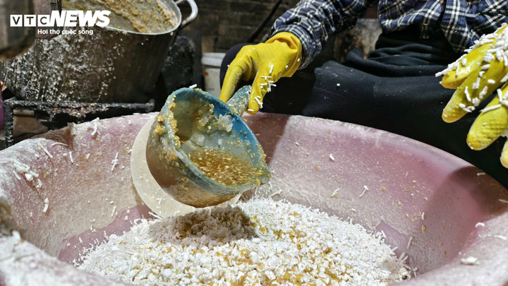 L&agrave;ng b&aacute;nh nổ ở Quảng Ng&atilde;i v&agrave;o vụ Tết, bếp đỏ lửa từ s&aacute;ng sớm tới đ&ecirc;m khuya- Ảnh 6.