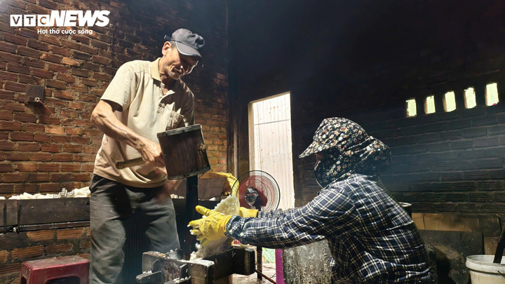 L&agrave;ng b&aacute;nh nổ ở Quảng Ng&atilde;i v&agrave;o vụ Tết, bếp đỏ lửa từ s&aacute;ng sớm tới đ&ecirc;m khuya- Ảnh 3.