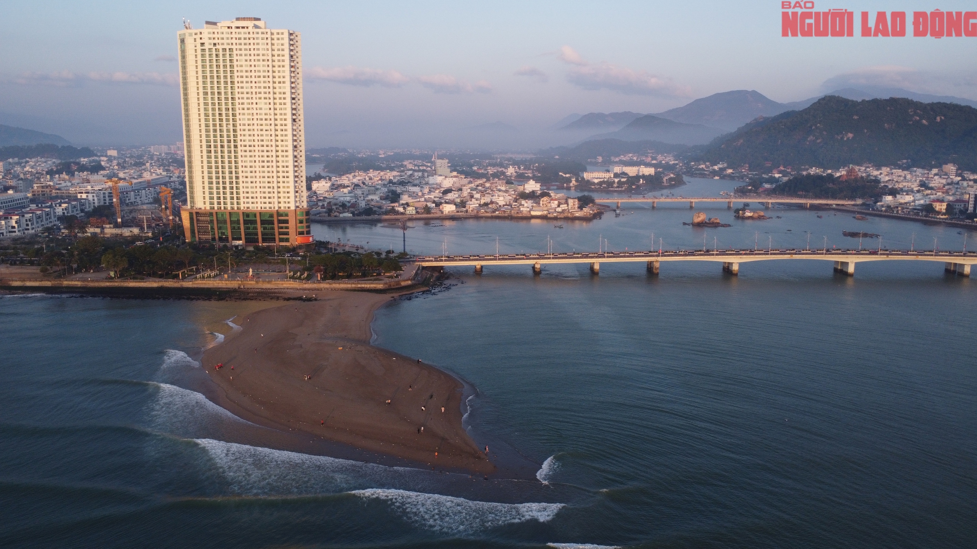 Cồn c&aacute;t lạ xuất hiện ở cửa biển Nha Trang thu h&uacute;t du kh&aacute;ch tham quan- Ảnh 1.