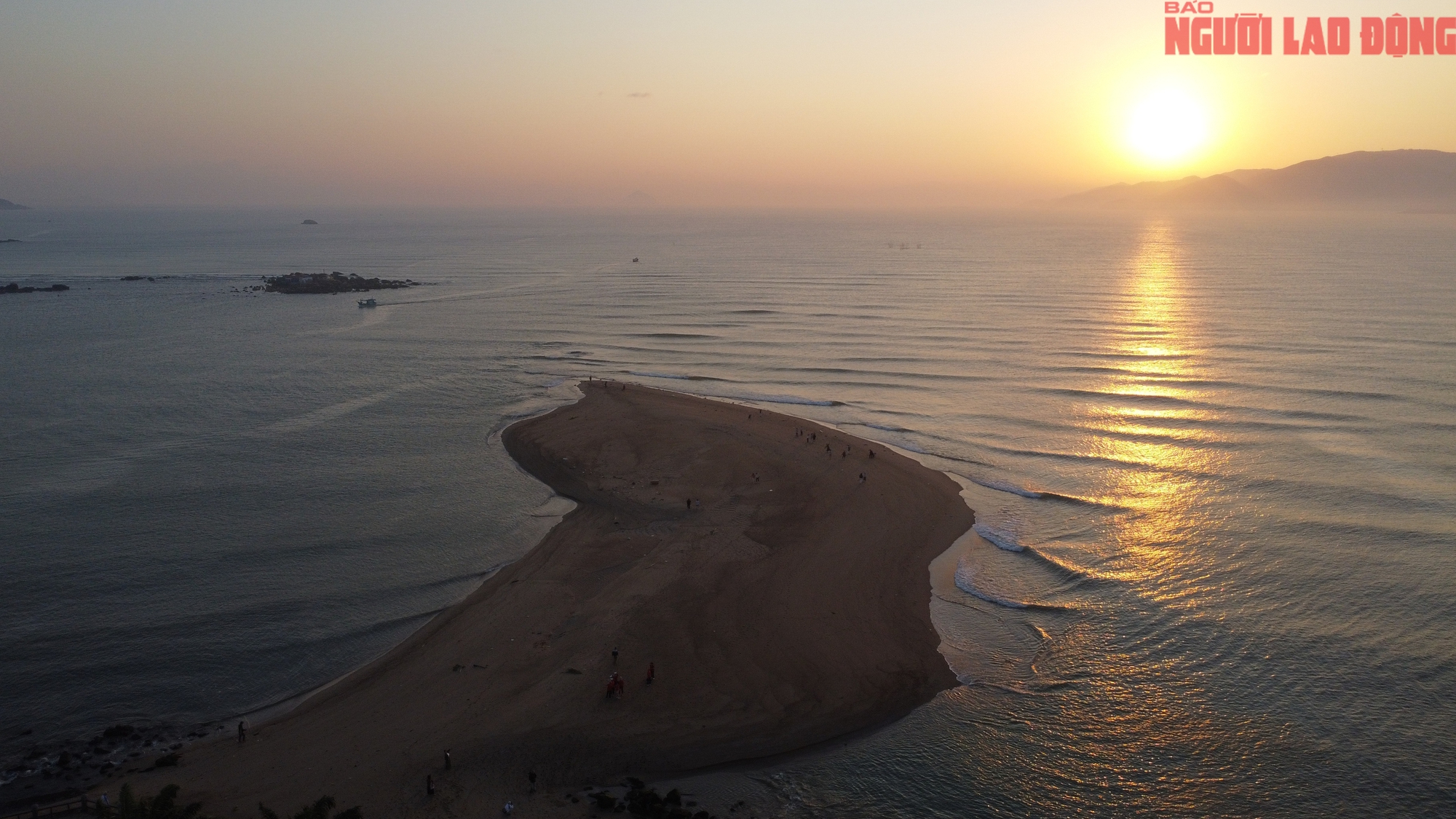 Cồn c&aacute;t lạ xuất hiện ở cửa biển Nha Trang thu h&uacute;t du kh&aacute;ch tham quan- Ảnh 2.