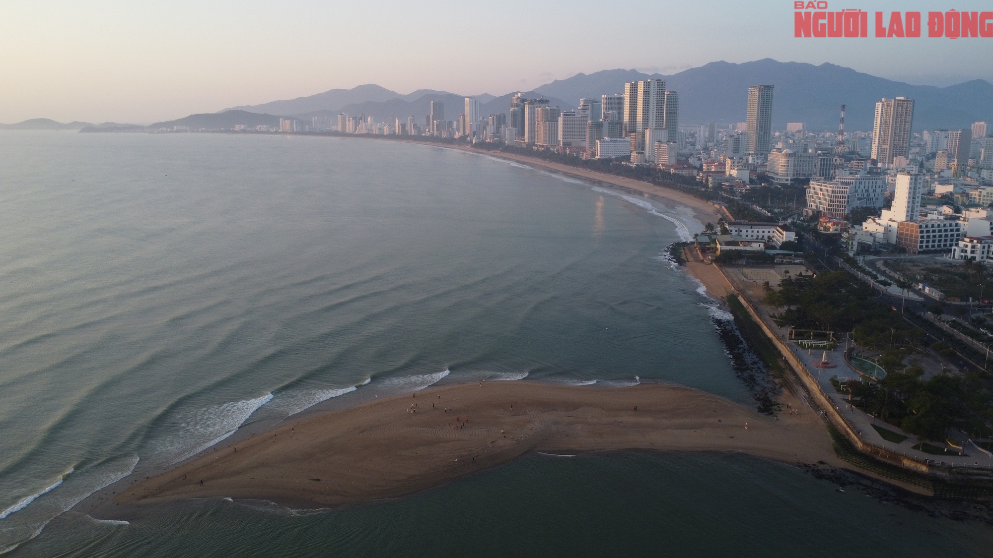 Cồn c&aacute;t lạ xuất hiện ở cửa biển Nha Trang thu h&uacute;t du kh&aacute;ch tham quan- Ảnh 3.