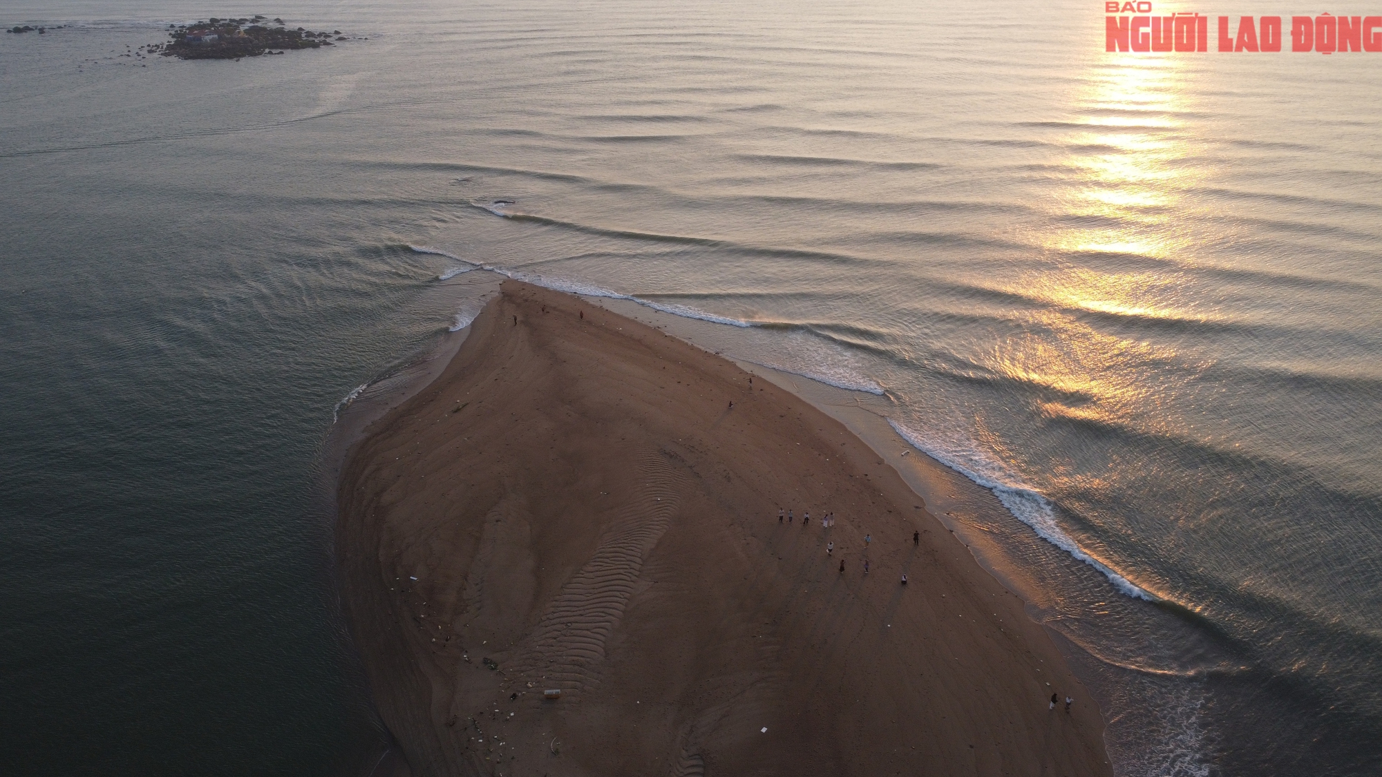 Cồn c&aacute;t lạ xuất hiện ở cửa biển Nha Trang thu h&uacute;t du kh&aacute;ch tham quan- Ảnh 4.