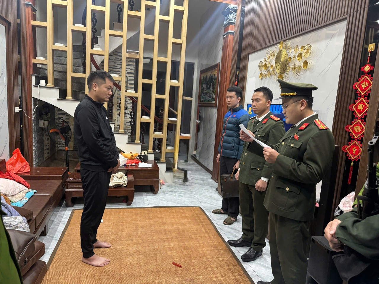 Bu&ocirc;n 25 tấn mỹ phẩm giả từ Trung Quốc, b&aacute;n qua Facebook v&agrave; Shopee thu lợi h&agrave;ng chục tỉ đồng- Ảnh 1.