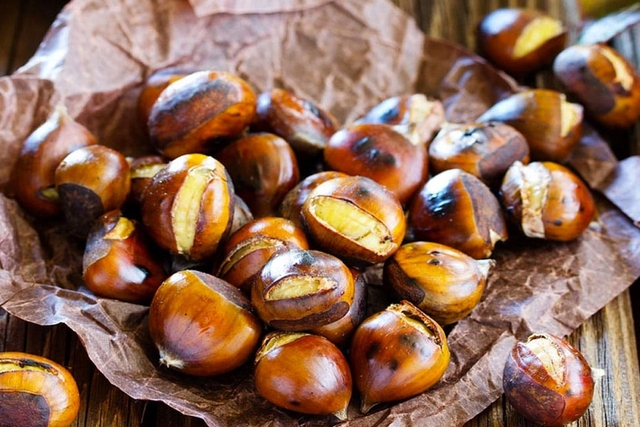 Hạt dẻ - m&oacute;n ăn cứu đ&oacute;i m&ugrave;a đ&ocirc;ng hay &ldquo;c&aacute;i bẫy&rdquo; sức khỏe? 3 nh&oacute;m người n&ecirc;n dừng lại- Ảnh 1.