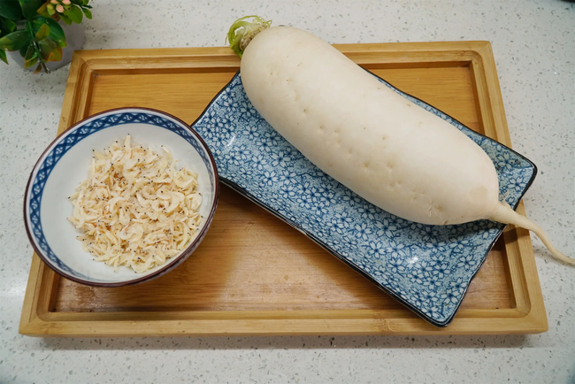 Củ cải đem th&aacute;i sợi rồi x&agrave;o c&ugrave;ng nguy&ecirc;n liệu n&agrave;y vừa ngon miệng, lại gi&agrave;u canxi tốt cho xương từ gi&agrave; đến trẻ- Ảnh 2.