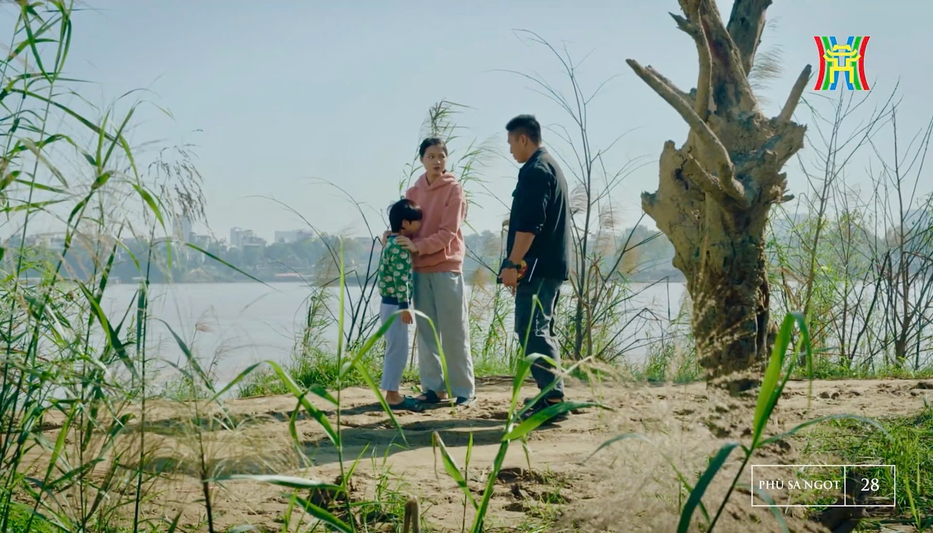 Giữa H&agrave; Nội vội v&atilde;, c&oacute; một nơi y&ecirc;n b&igrave;nh đến lạ m&agrave; giới trẻ đang rủ nhau t&igrave;m về- Ảnh 1.