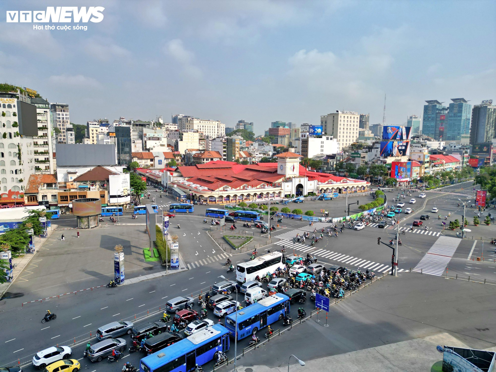 C&aacute;c biểu tượng ở trung t&acirc;m TP.HCM 'kho&aacute;c &aacute;o mới' đ&oacute;n Tết- Ảnh 8.