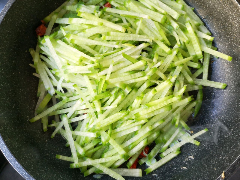 Củ cải đem th&aacute;i sợi rồi x&agrave;o c&ugrave;ng nguy&ecirc;n liệu n&agrave;y vừa ngon miệng, lại gi&agrave;u canxi tốt cho xương từ gi&agrave; đến trẻ- Ảnh 8.