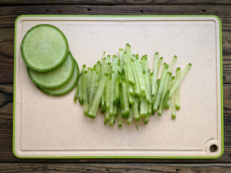 Củ cải đem th&aacute;i sợi rồi x&agrave;o c&ugrave;ng nguy&ecirc;n liệu n&agrave;y vừa ngon miệng, lại gi&agrave;u canxi tốt cho xương từ gi&agrave; đến trẻ- Ảnh 4.