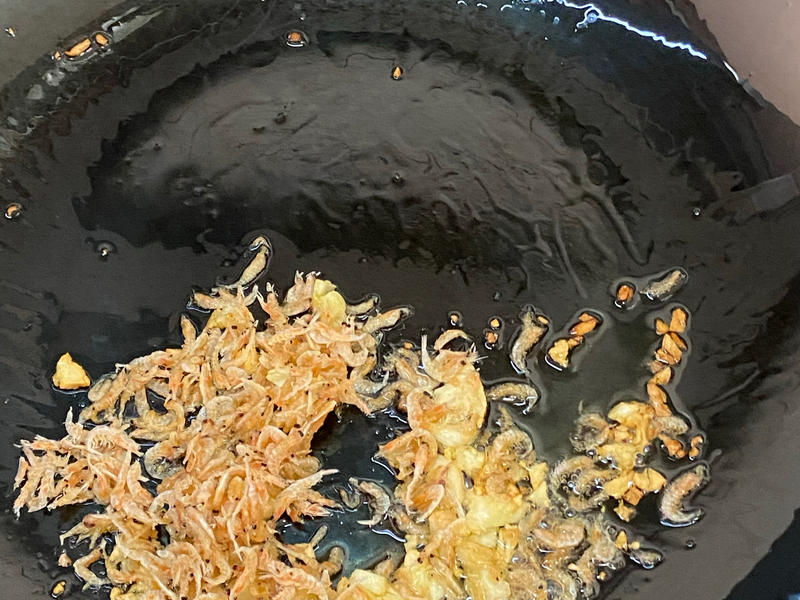 Củ cải đem th&aacute;i sợi rồi x&agrave;o c&ugrave;ng nguy&ecirc;n liệu n&agrave;y vừa ngon miệng, lại gi&agrave;u canxi tốt cho xương từ gi&agrave; đến trẻ- Ảnh 7.