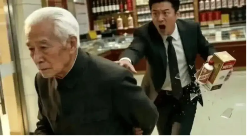 L&agrave;m vỡ chai rượu &ldquo;đắt ngang &ocirc; t&ocirc;&rdquo;, cụ &ocirc;ng trả đủ 1 lần rồi đi: Chủ cửa h&agrave;ng vừa nh&igrave;n số dư liền đuổi theo- Ảnh 2.