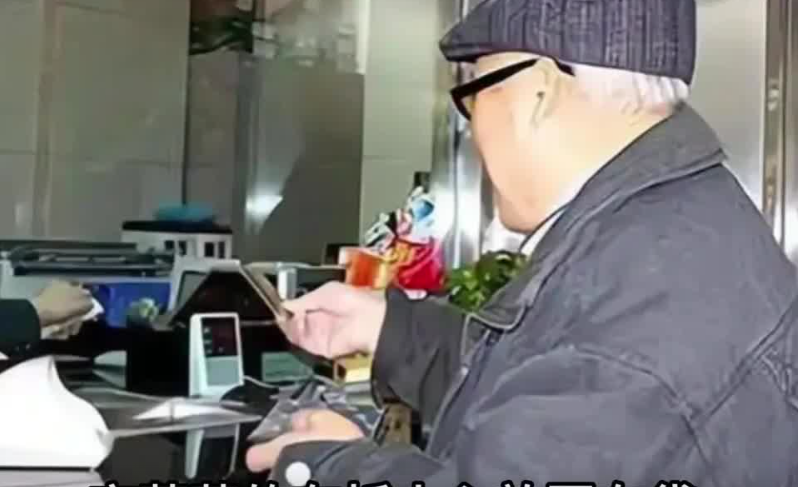 L&agrave;m vỡ chai rượu &ldquo;đắt ngang &ocirc; t&ocirc;&rdquo;, cụ &ocirc;ng trả đủ 1 lần rồi đi: Chủ cửa h&agrave;ng vừa nh&igrave;n số dư liền đuổi theo- Ảnh 1.