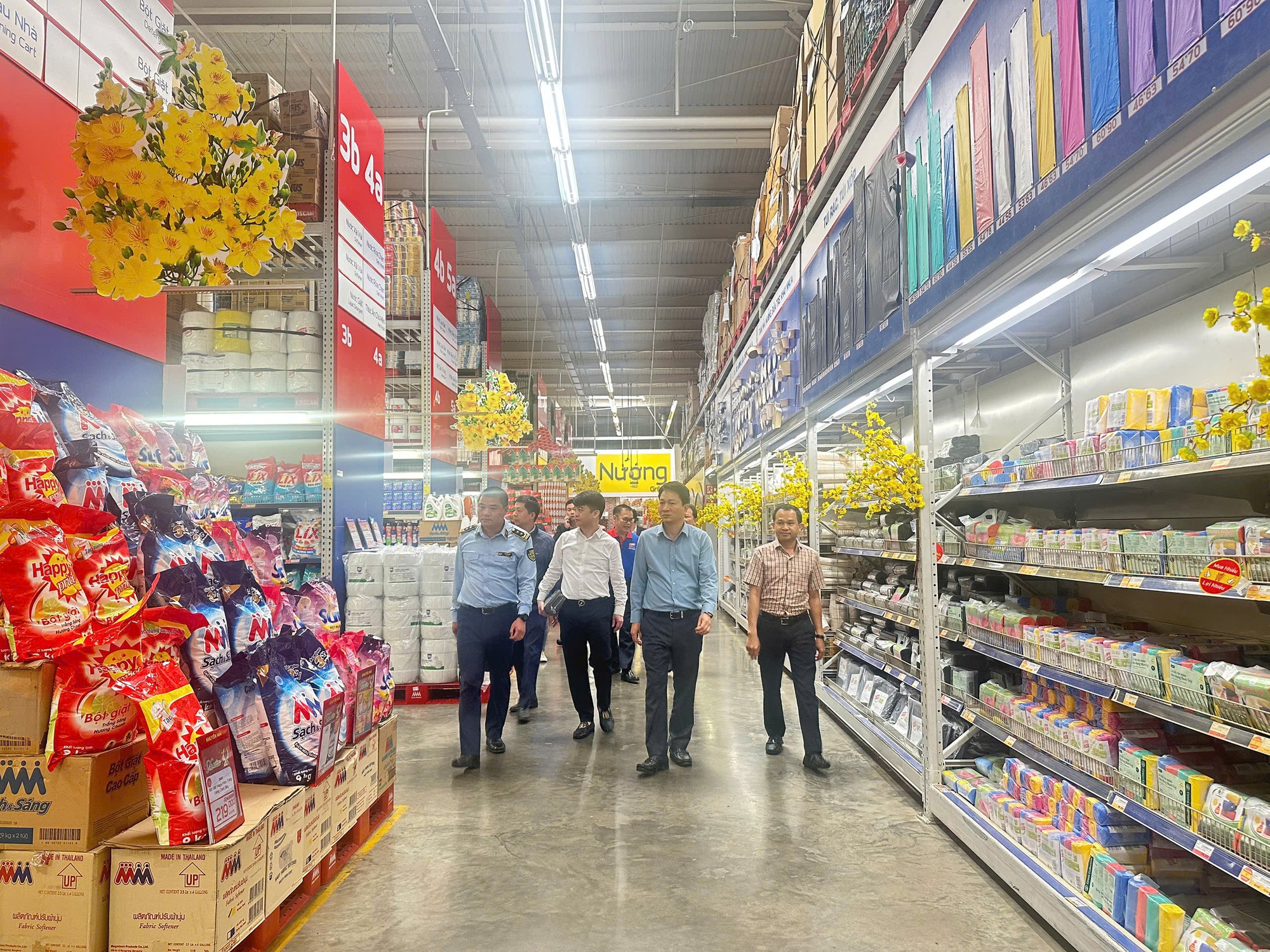 Cao điểm kiểm tra thị trường: Nhiều DN, hộ kinh doanh bị tịch thu to&agrave;n bộ h&agrave;ng h&oacute;a vi phạm, chuyển 1 vụ c&oacute; dấu hiệu tội phạm sang cơ quan điều tra- Ảnh 2.