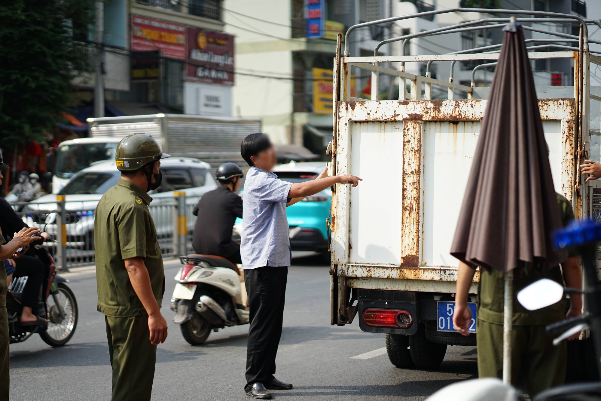 Cảnh tượng bất ngờ ở Chợ Lớn ng&agrave;y gi&aacute;p Tết- Ảnh 6.
