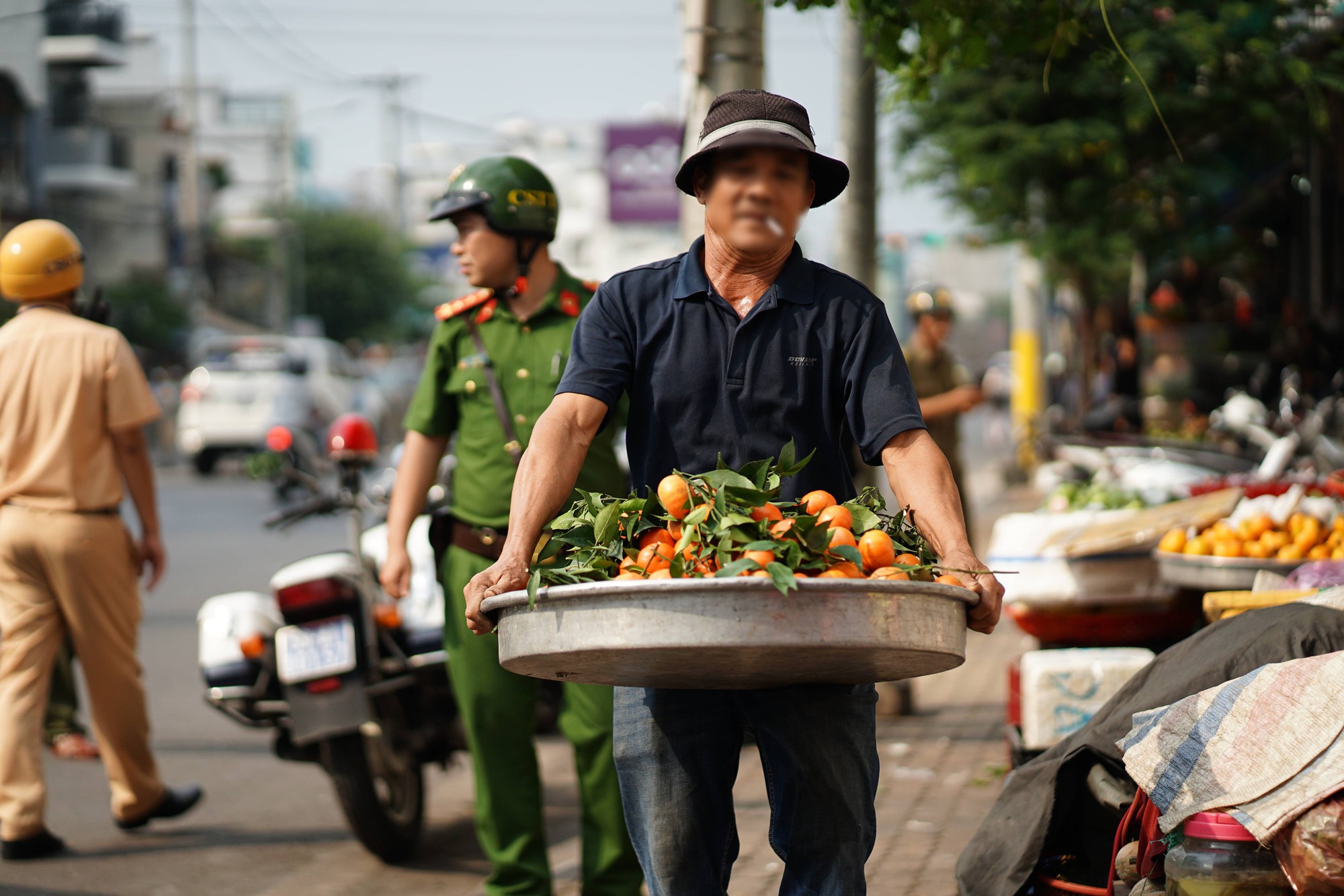 Cảnh tượng bất ngờ ở Chợ Lớn ng&agrave;y gi&aacute;p Tết- Ảnh 3.
