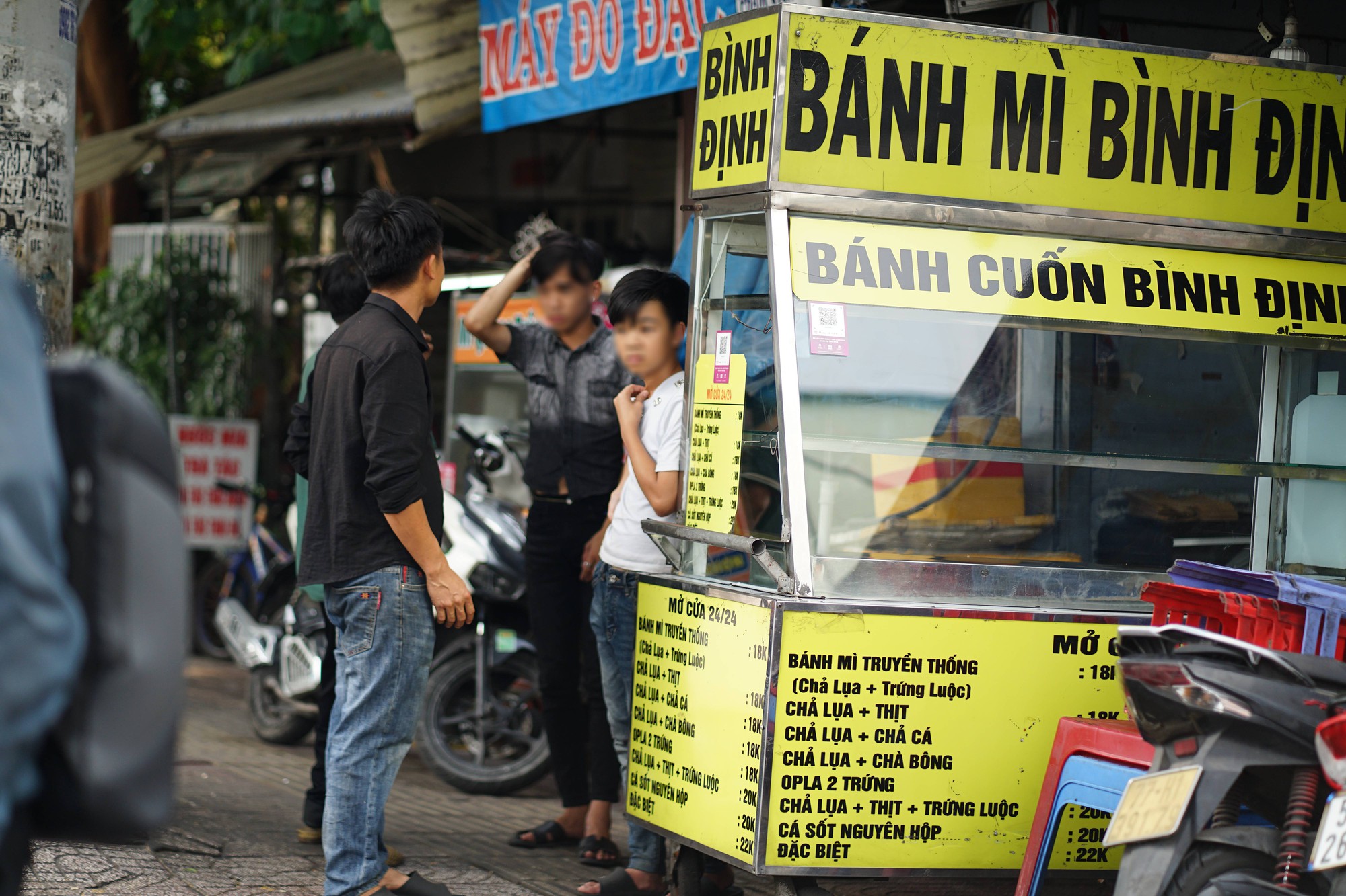 Cảnh tượng bất ngờ ở Chợ Lớn ng&agrave;y gi&aacute;p Tết- Ảnh 4.