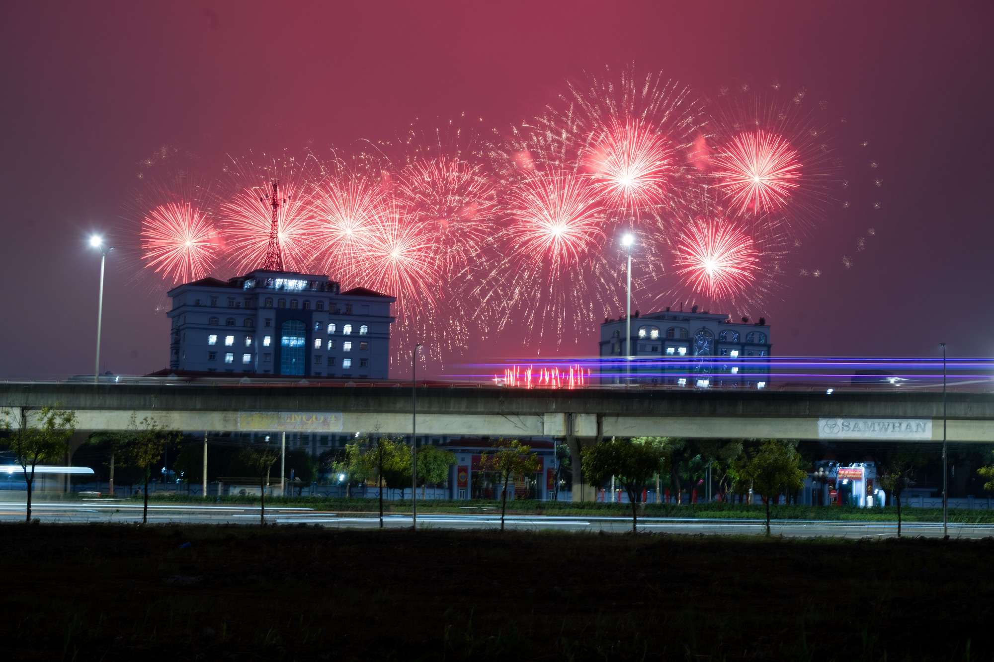 Tối 21/1, người d&acirc;n H&agrave; Nội h&aacute;o hức ngắm nh&igrave;n m&agrave;n tr&igrave;nh diễn ph&aacute;o hoa tổng duyệt cực m&atilde;n nh&atilde;n tại s&acirc;n vận động Mỹ Đ&igrave;nh- Ảnh 5.