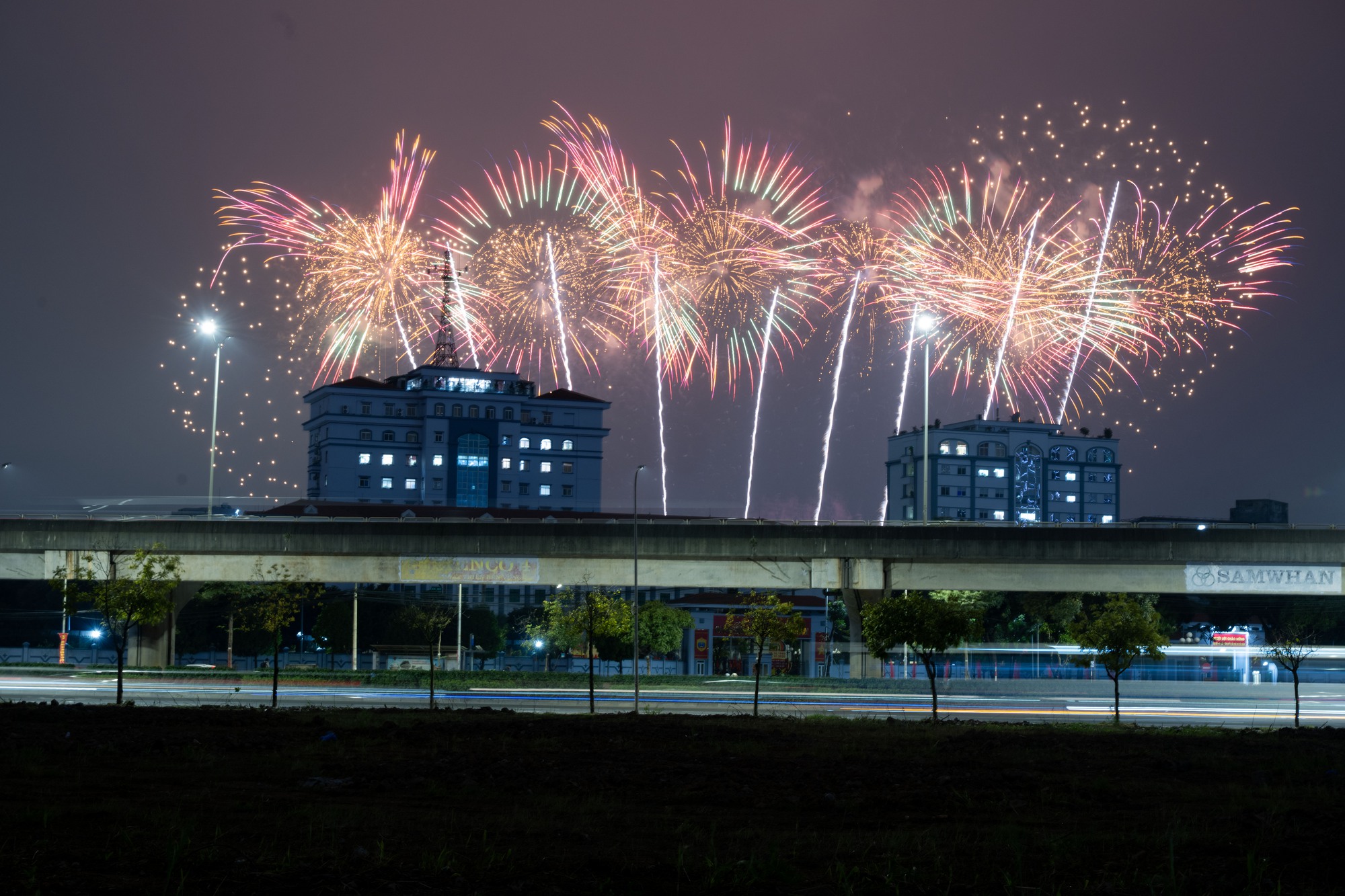 Tối 21/1, người d&acirc;n H&agrave; Nội h&aacute;o hức ngắm nh&igrave;n m&agrave;n tr&igrave;nh diễn ph&aacute;o hoa tổng duyệt cực m&atilde;n nh&atilde;n tại s&acirc;n vận động Mỹ Đ&igrave;nh- Ảnh 6.