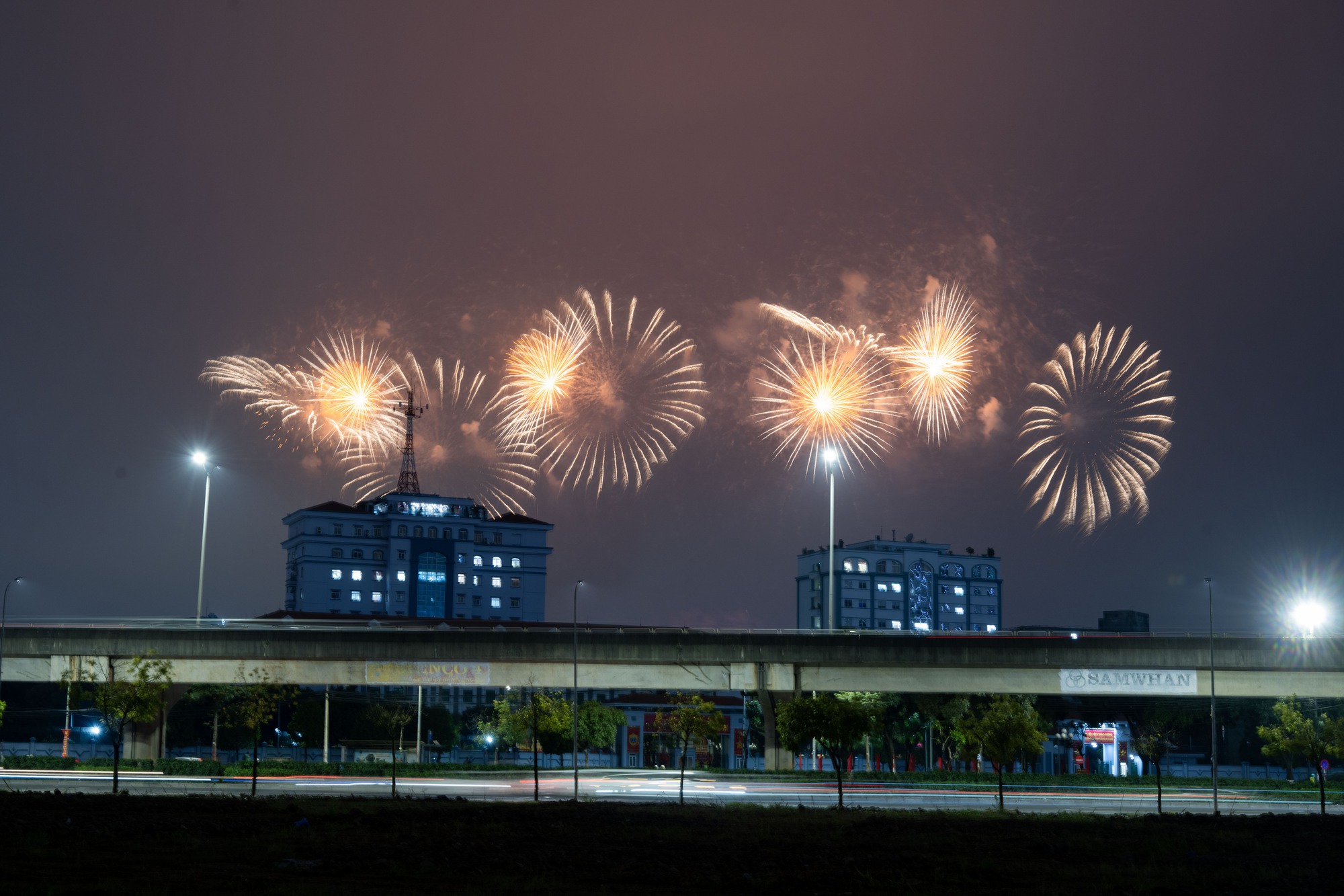 Tối 21/1, người d&acirc;n H&agrave; Nội h&aacute;o hức ngắm nh&igrave;n m&agrave;n tr&igrave;nh diễn ph&aacute;o hoa tổng duyệt cực m&atilde;n nh&atilde;n tại s&acirc;n vận động Mỹ Đ&igrave;nh- Ảnh 7.