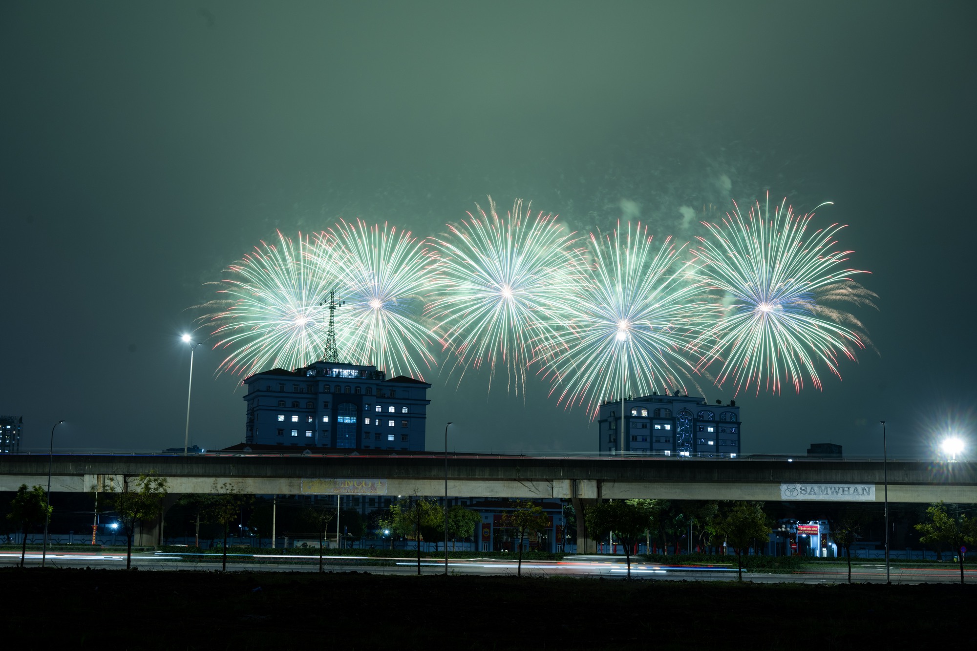 Tối 21/1, người d&acirc;n H&agrave; Nội h&aacute;o hức ngắm nh&igrave;n m&agrave;n tr&igrave;nh diễn ph&aacute;o hoa tổng duyệt cực m&atilde;n nh&atilde;n tại s&acirc;n vận động Mỹ Đ&igrave;nh- Ảnh 8.