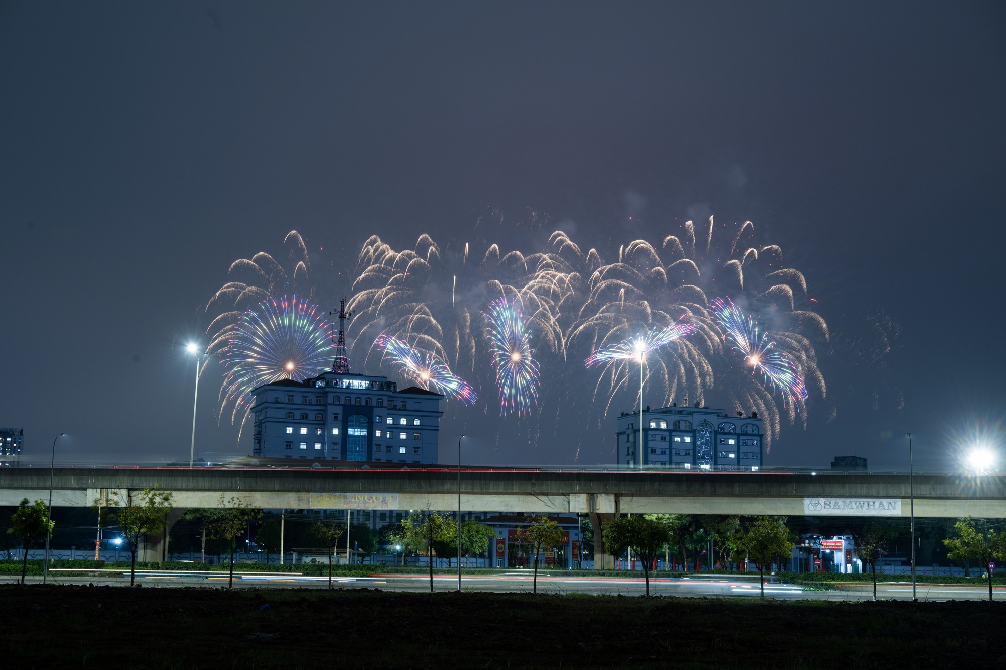 Tối 21/1, người d&acirc;n H&agrave; Nội h&aacute;o hức ngắm nh&igrave;n m&agrave;n tr&igrave;nh diễn ph&aacute;o hoa tổng duyệt cực m&atilde;n nh&atilde;n tại s&acirc;n vận động Mỹ Đ&igrave;nh- Ảnh 9.