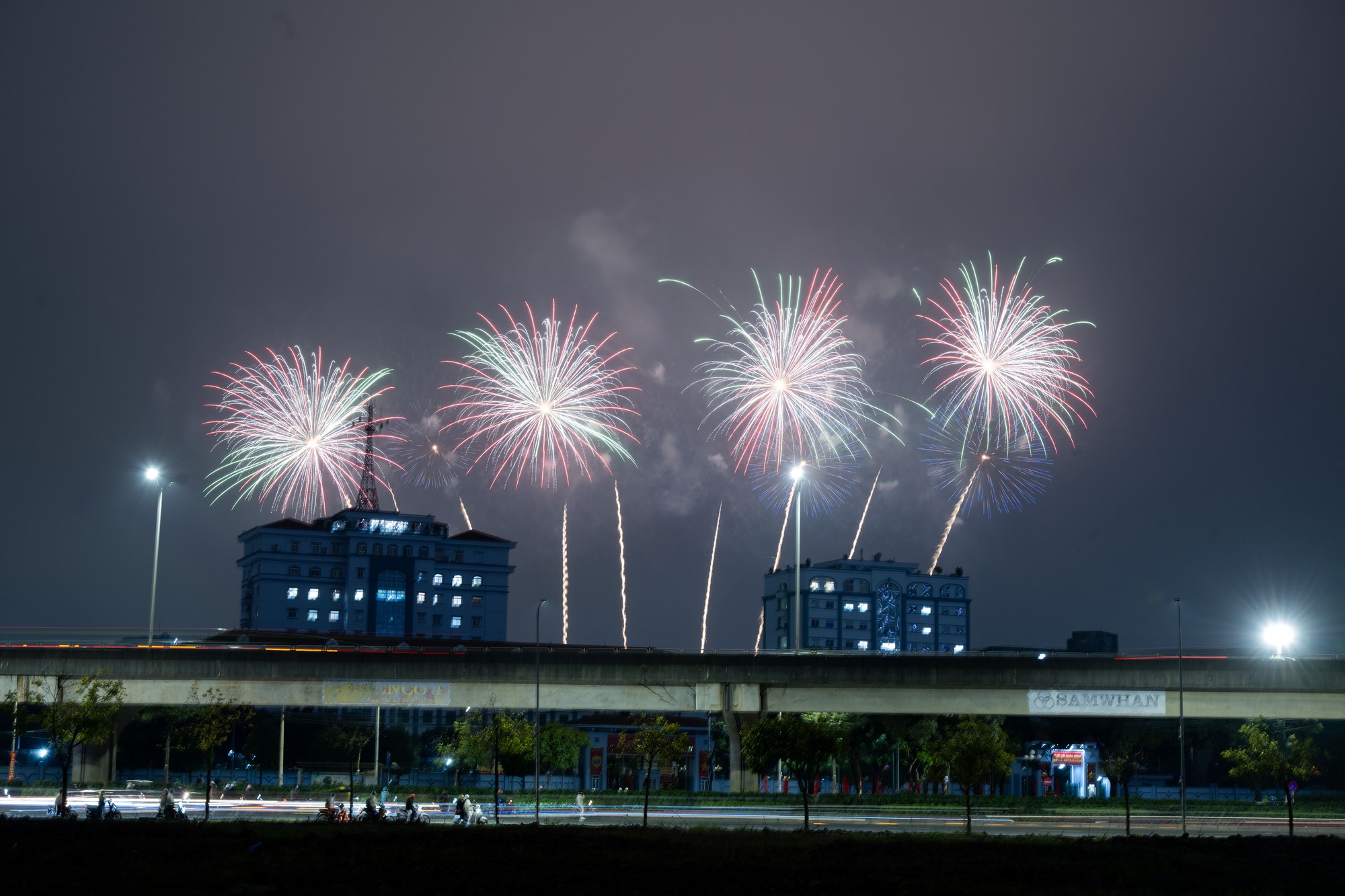 Tối 21/1, người d&acirc;n H&agrave; Nội h&aacute;o hức ngắm nh&igrave;n m&agrave;n tr&igrave;nh diễn ph&aacute;o hoa tổng duyệt cực m&atilde;n nh&atilde;n tại s&acirc;n vận động Mỹ Đ&igrave;nh- Ảnh 10.