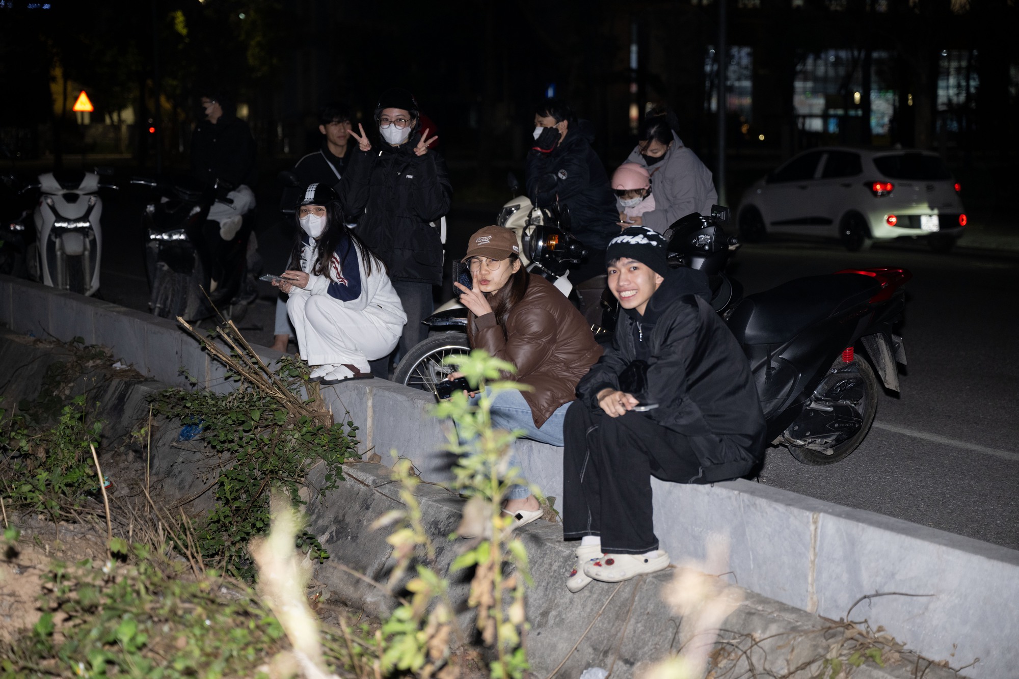 Tối 21/1, người d&acirc;n H&agrave; Nội h&aacute;o hức ngắm nh&igrave;n m&agrave;n tr&igrave;nh diễn ph&aacute;o hoa tổng duyệt cực m&atilde;n nh&atilde;n tại s&acirc;n vận động Mỹ Đ&igrave;nh- Ảnh 4.