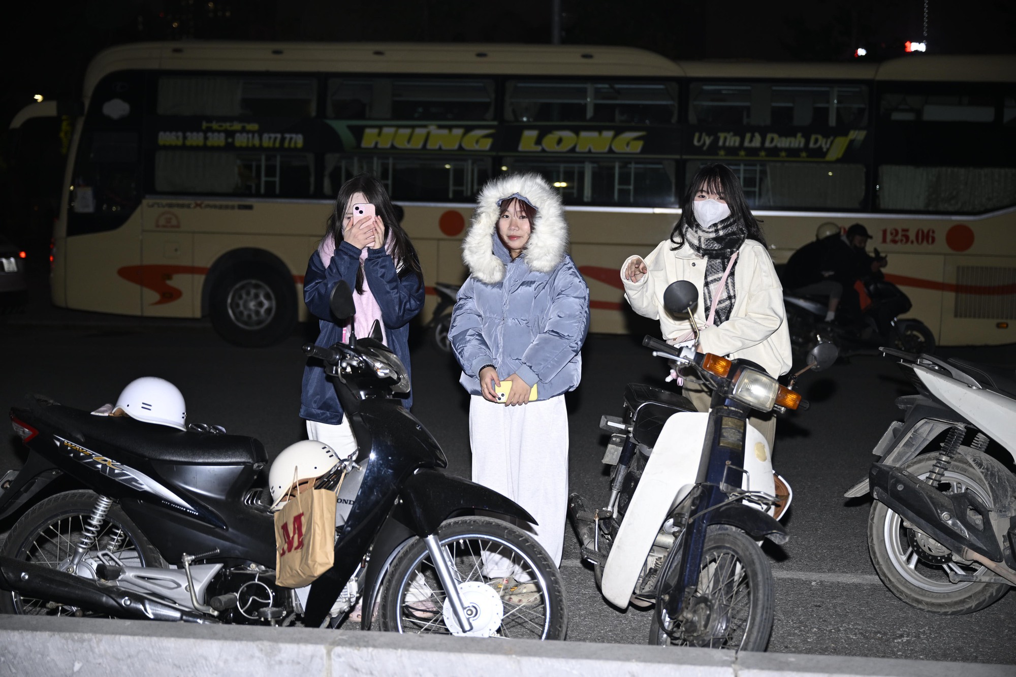 Tối 21/1, người d&acirc;n H&agrave; Nội h&aacute;o hức ngắm nh&igrave;n m&agrave;n tr&igrave;nh diễn ph&aacute;o hoa tổng duyệt cực m&atilde;n nh&atilde;n tại s&acirc;n vận động Mỹ Đ&igrave;nh- Ảnh 1.