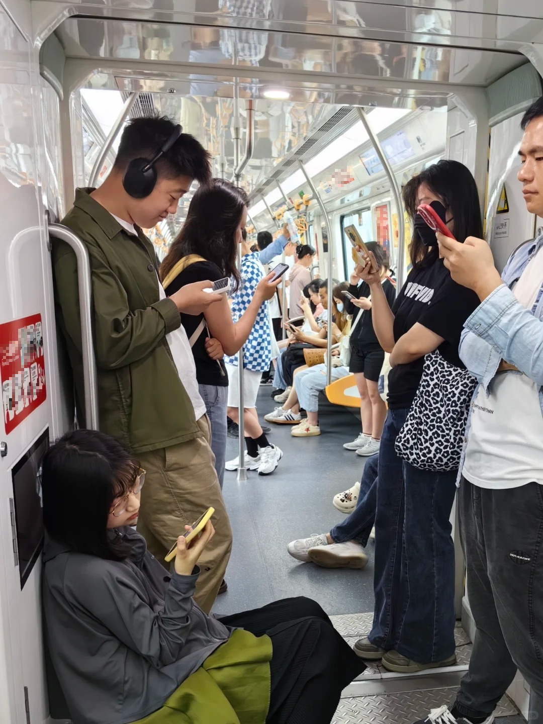 3 kiểu d&ugrave;ng điện thoại khi ngồi tr&ecirc;n xe kh&aacute;ch về qu&ecirc; chứng tỏ EQ cao- Ảnh 1.