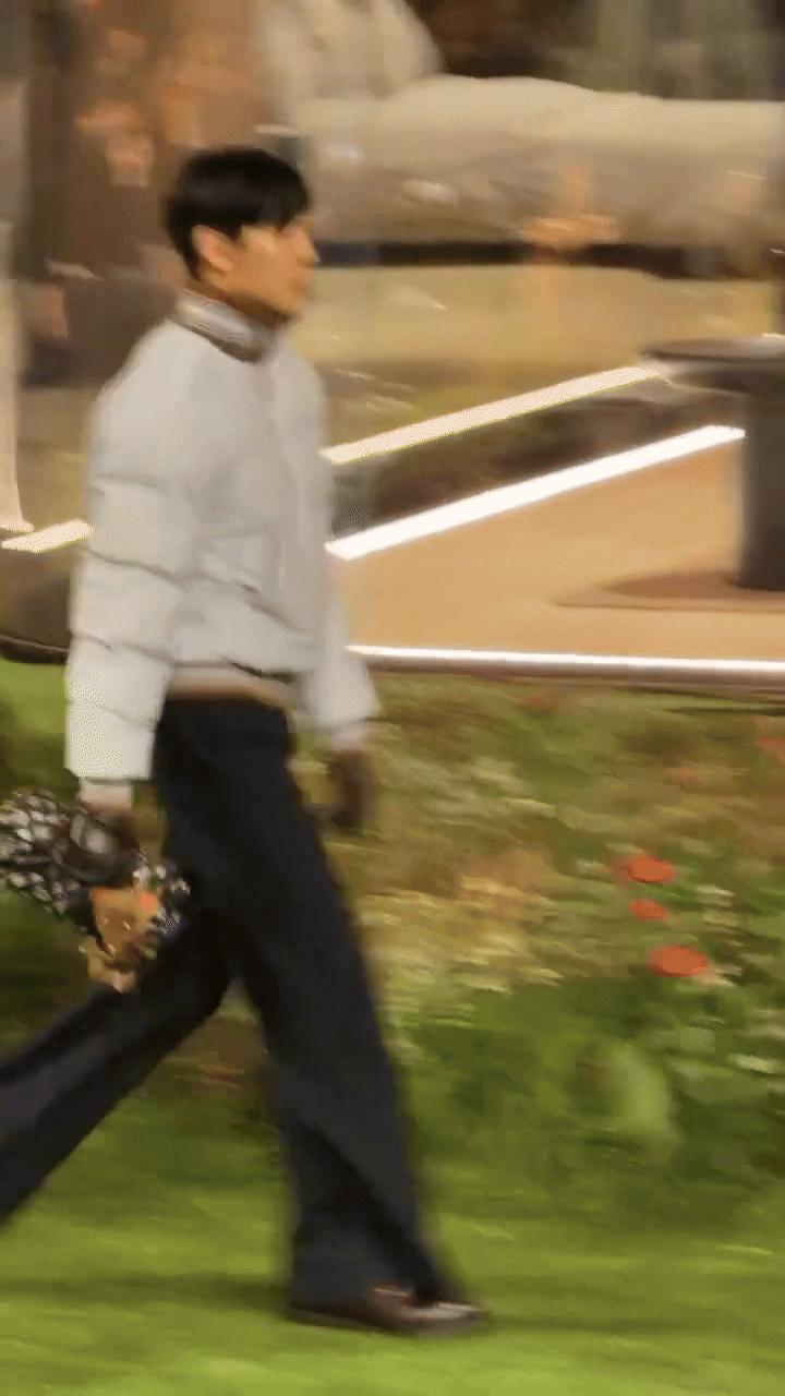 Louis Vuitton l&agrave;m g&igrave; mỹ nam Kpop thế n&agrave;y: Mới thử l&agrave;m model đ&atilde; bị ch&ecirc; &ldquo;hai l&uacute;a&rdquo;- Ảnh 4.