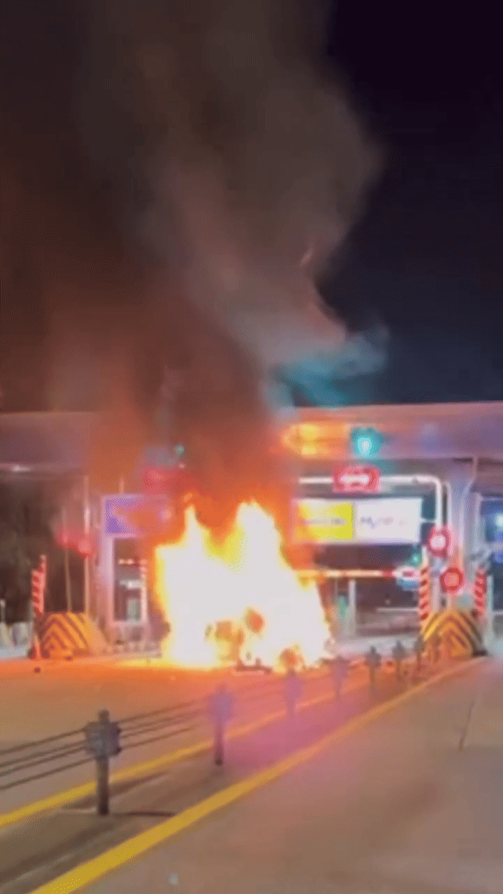 Con g&aacute;i xin đi chơi với bạn trai, rạng s&aacute;ng h&ocirc;m sau bố mẹ nghe tin dữ khi chiếc &ocirc; t&ocirc; chở con bốc ch&aacute;y- Ảnh 1.