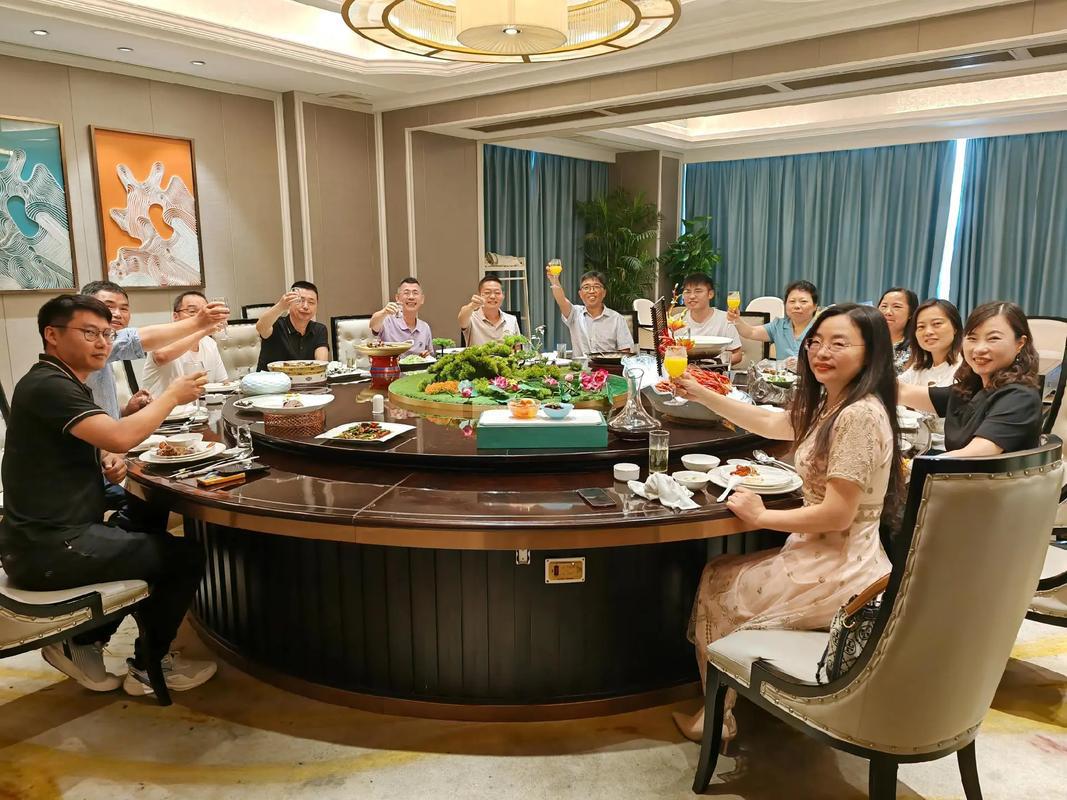 Họp lớp, học sinh giỏi ngồi bàn riêng, tôi ngồi với nhóm trung bình: Cuối buổi lớp trưởng nói 1 câu khiến tất cả “đơ người”, cả đời không thể quên- Ảnh 1. Họp lớp, học sinh giỏi ngồi bàn riêng, tôi ngồi với nhóm trung bình: Cuối buổi lớp trưởng nói 1 câu khiến tất cả “đơ người”, cả đời không thể quên- Ảnh 1.