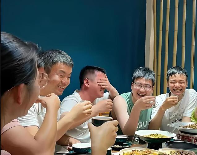 Họp lớp, học sinh giỏi ngồi bàn riêng, tôi ngồi với nhóm trung bình: Cuối buổi lớp trưởng nói 1 câu khiến tất cả “đơ người”, cả đời không thể quên- Ảnh 2. Họp lớp, học sinh giỏi ngồi bàn riêng, tôi ngồi với nhóm trung bình: Cuối buổi lớp trưởng nói 1 câu khiến tất cả “đơ người”, cả đời không thể quên- Ảnh 2.