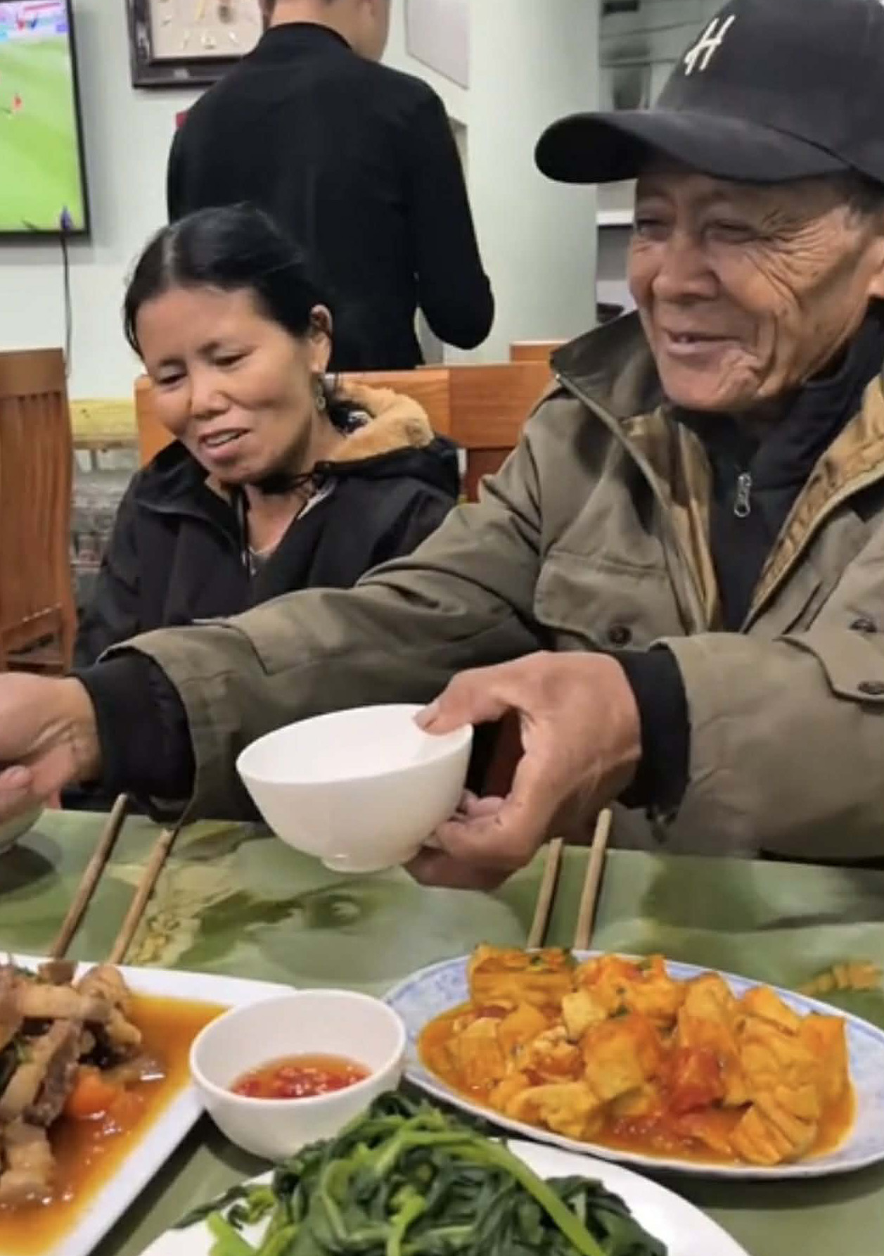 Cụ &ocirc;ng vượt 1.500km đến Sơn La rước bạn g&aacute;i quen qua mạng về sống chung: C&aacute;c con phản ứng bất ngờ- Ảnh 4.