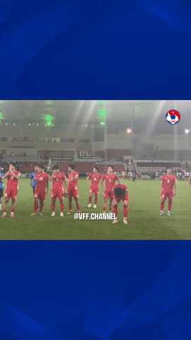 Thấy m&agrave; thương: Đ&igrave;nh Bắc tới k&eacute;o đồng đội đứng l&ecirc;n nhưng ch&iacute;nh anh lại c&uacute;i gập người, lau nước mắt sau thất bại- Ảnh 4.